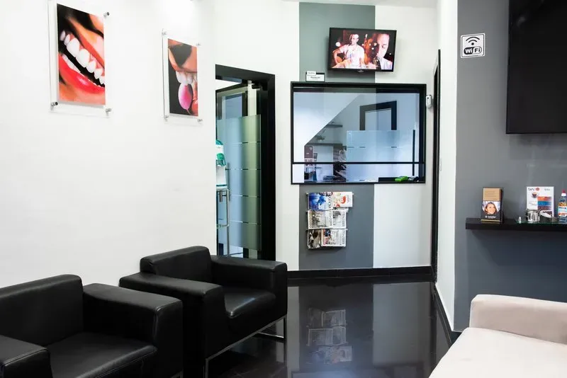 Recepção e sala de espera da Clínica Hathor, com poltronas e ambiente acolhedor