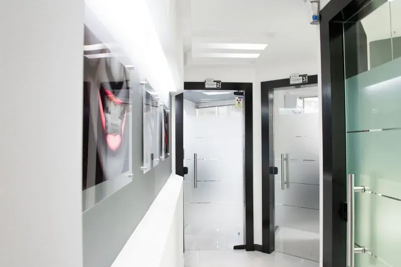 Corredor de acesso às salas de atendimento da Clínica Hathor, ambiente moderno e organizado