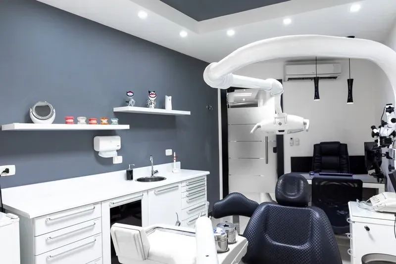 Consultório odontológico moderno da Clínica Hathor, equipado com tecnologia de imagem
