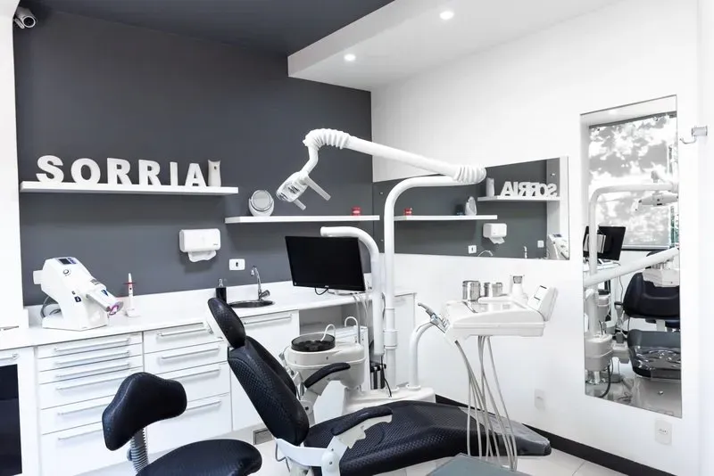 Outro consultório da Clínica Hathor, com cadeira odontológica e equipamentos atualizados