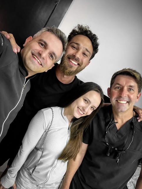 Post do Instagram @clinicahathor com foto da equipe de dentistas da clínica