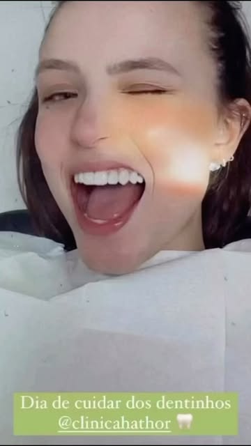 Post do Instagram @clinicahathor com paciente sorrindo após tratamento na clínica
