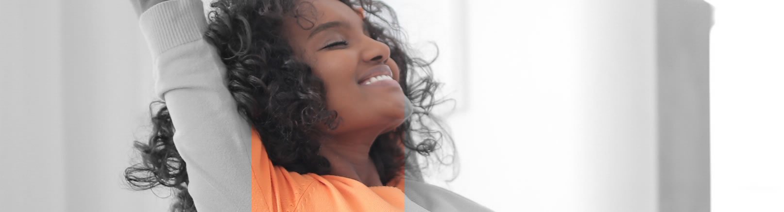Paciente sorrindo, relaxada e à vontade — o bem-estar que a Clínica Hathor busca proporcionar a cada visita, imagem real do site da clínica